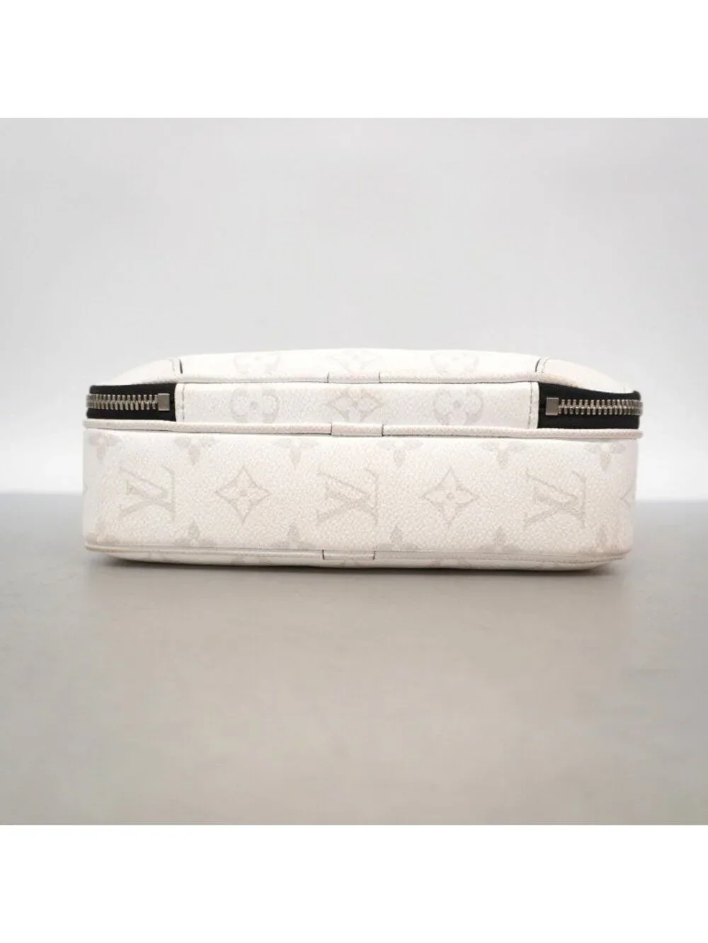Louis Vuitton Shoulder Bag Taigarama Alpha Messenger Blanc
